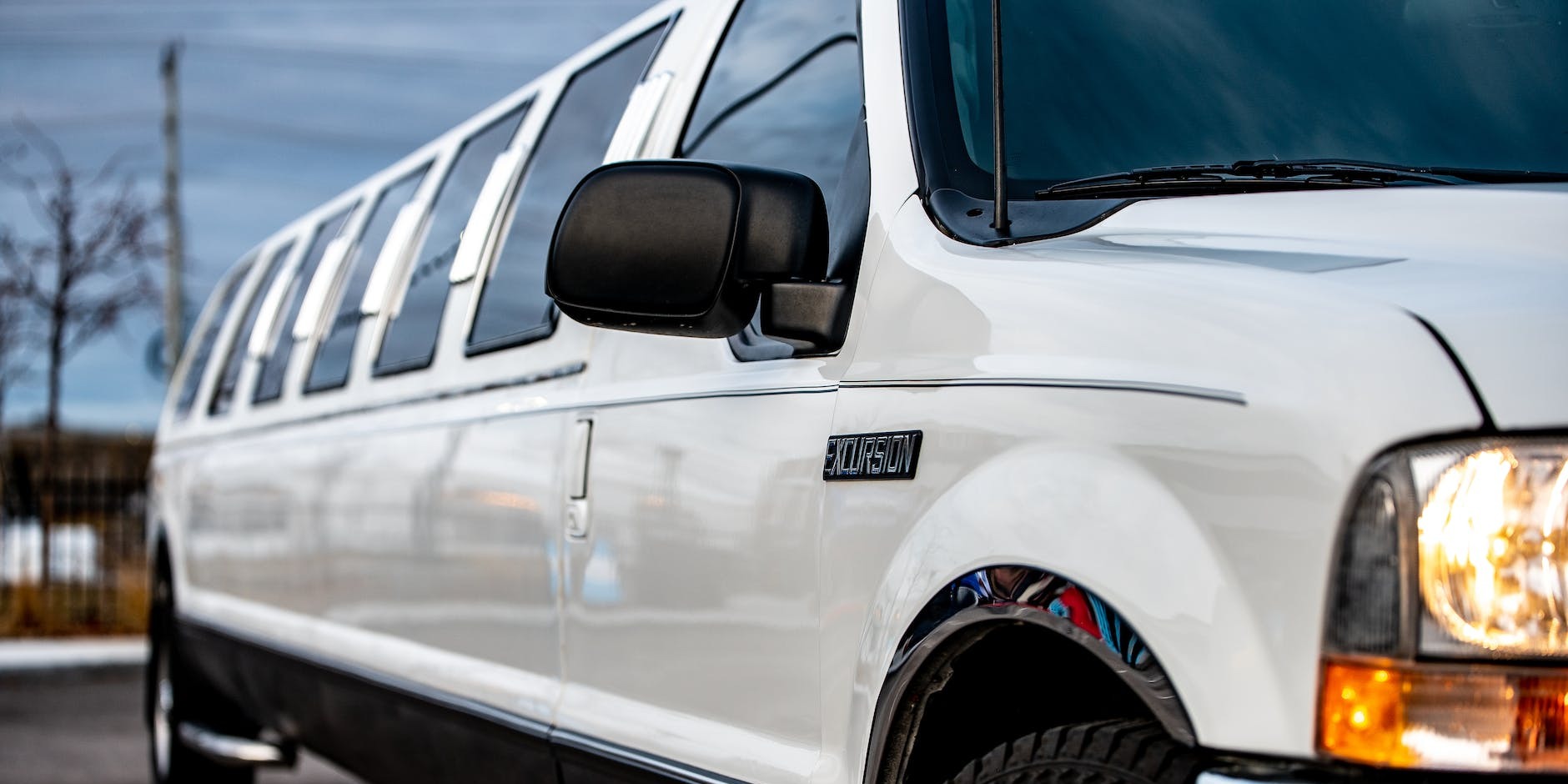 How to Choose the Perfect Limo for Your Special Occasion in Goodwick