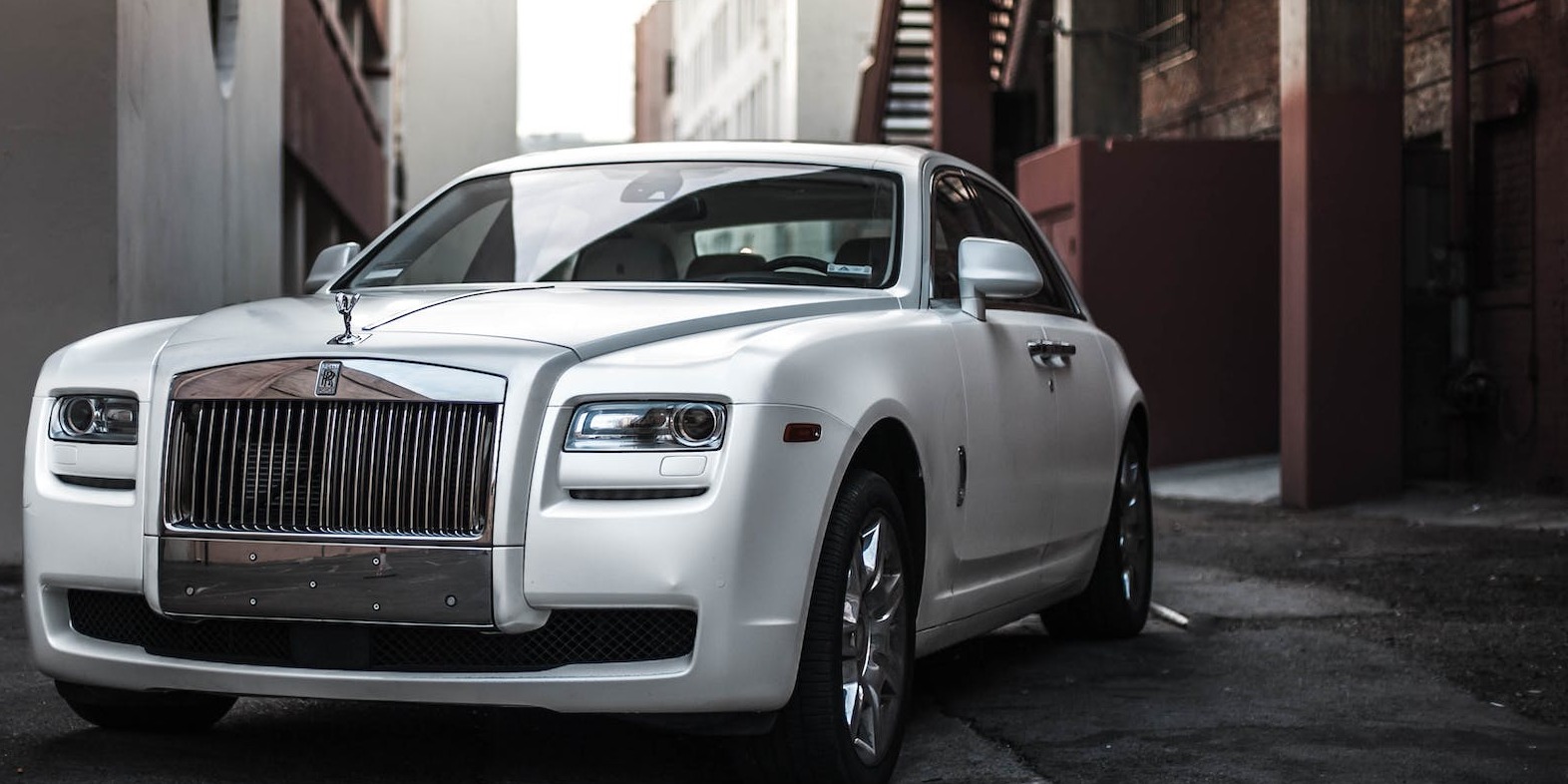 Experience Luxury: Hiring a Rolls Royce in London for Prom