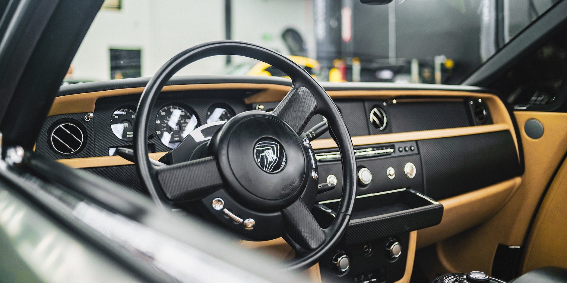 Discover the Distinctive Features That Make the Rolls Royce Phantom a Prestige Hire in Dartford