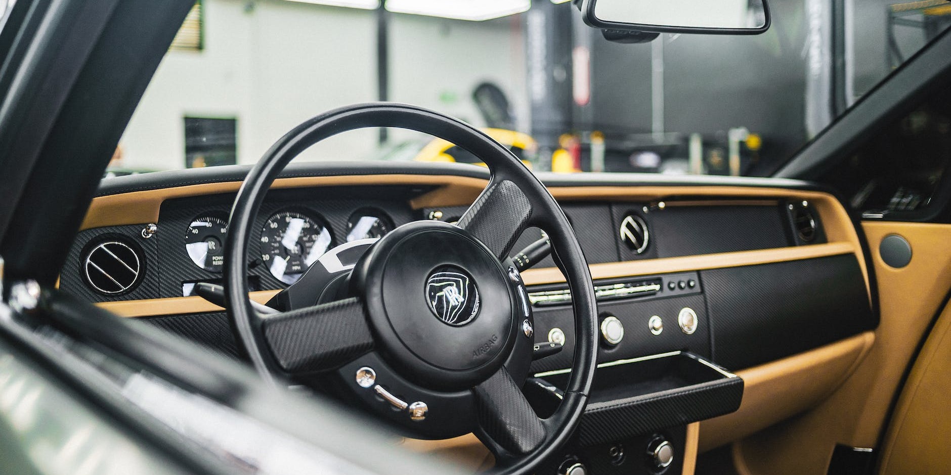 Exploring the Unmatched Luxury of Rolls Royce Phantom