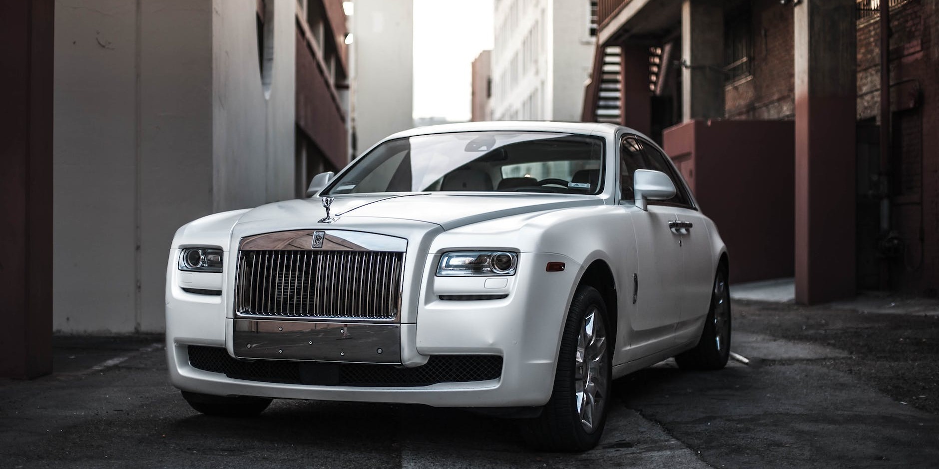 Why the Rolls Royce Dawn is the Ultimate Luxury Car for Your Southampton Wedding